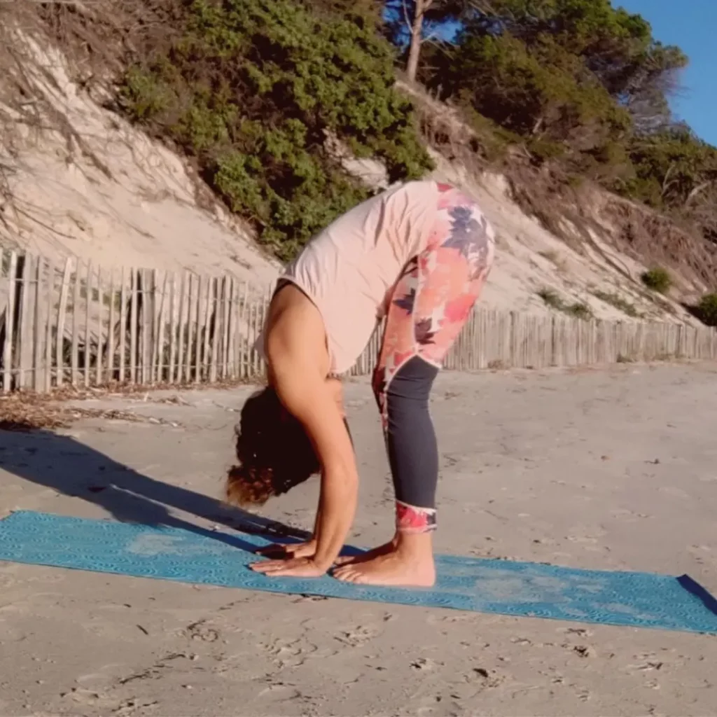 Sylvie en posture de Yoga avec les balles thérapeutiques d'automassage yoga pour les cavaliers