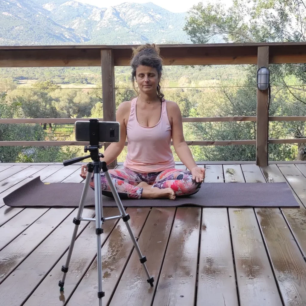 Sylvie en train de suivre une vidéo de Yoga avec les balles thérapeutiques d'automassage